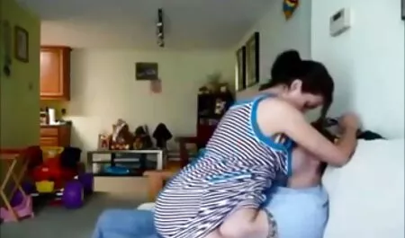 Một ông già với mái tóc màu xám người phụ phim sec ngua nguoi nữ và trồng trong phòng tắm trên sàn nhà