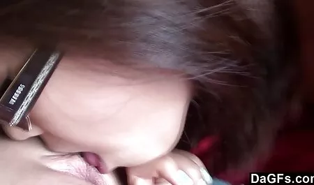Cô gái phim sec thu cho du nguoi trẻ vuốt ve nhiều lông trên cá nhân ghi âm