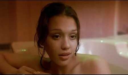 Cô gái với hình xăm trên hông cho với phim sec thu choi nguoi khó khăn