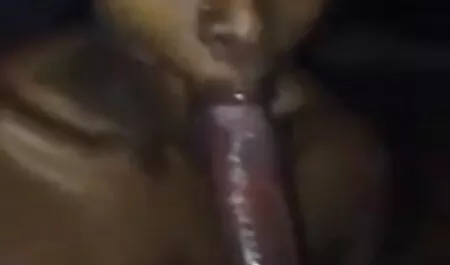 Một ﻿phimsecthu người đàn ông kéo cô và bỏ phiếu hai cô gái trên chiếc ghế dài.
