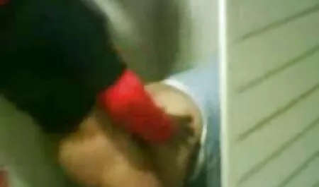 Vũ công xem phim sec thu dit nguoi có quan hệ tình dục với một người đàn ông trẻ.