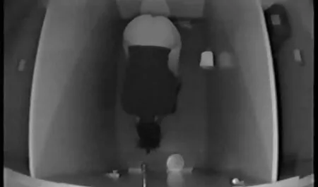 Cô gái tóc vàng với một cơ thể đẹp báng bổ khỏa thân ﻿phimsecthu trong tình dục, nói chuyện