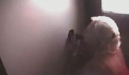 Kính cô gái tóc vàng ngón xem phim sec cho dit nguoi tay và bạn trai trong nhà bếp ở phía trước của webcam