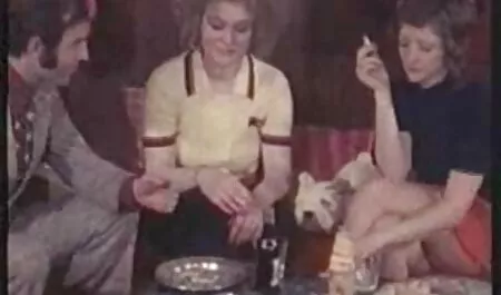 Cô phim sec người và thú tóc vàng với lớn cung cấp cho thổi kèn, và đi