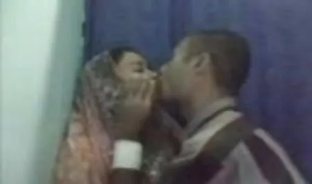 Xoăn em bé với mái tóc thân mật nhấn rung phim sec nguoi voi thu giữa hai chân trong tình dục, nói chuyện