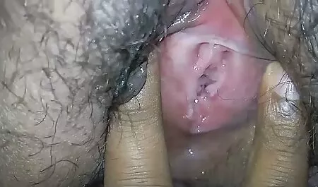 Một cô gái với banh xem phim sec cho dit nguoi bím tóc với bạn trai của cô trong thiên nhiên.