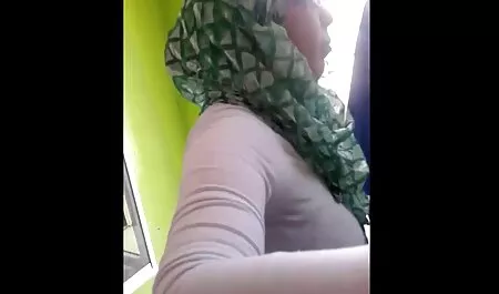 Cô gái mà không phim sec cho du nguoi có quần lót gần gái đi vệ sinh trong một chai
